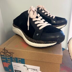 OTBT Black and White Women's Sneakers swiftstep